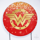 Painel Redondo Heroína Maravilha Vermelho e Dourado Sublimado