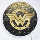 Painel Redondo Heroína Maravilha Preto e Dourado Sublimado